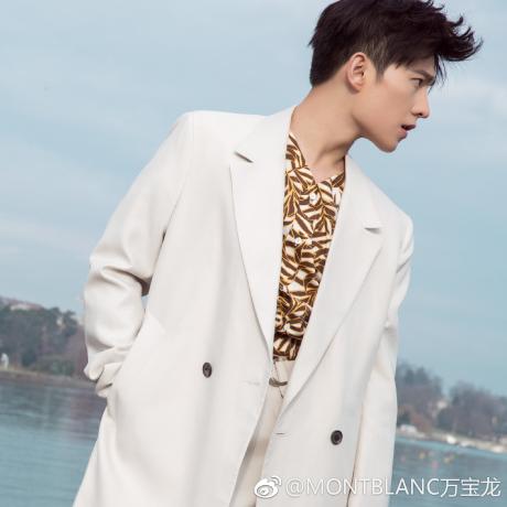 杨洋2025最新写真曝光，时尚魅力与无限潜能展现